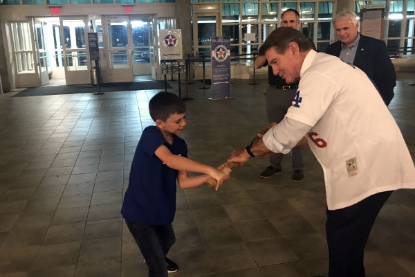 Steve Garvey showing a youngster how to swing a bat